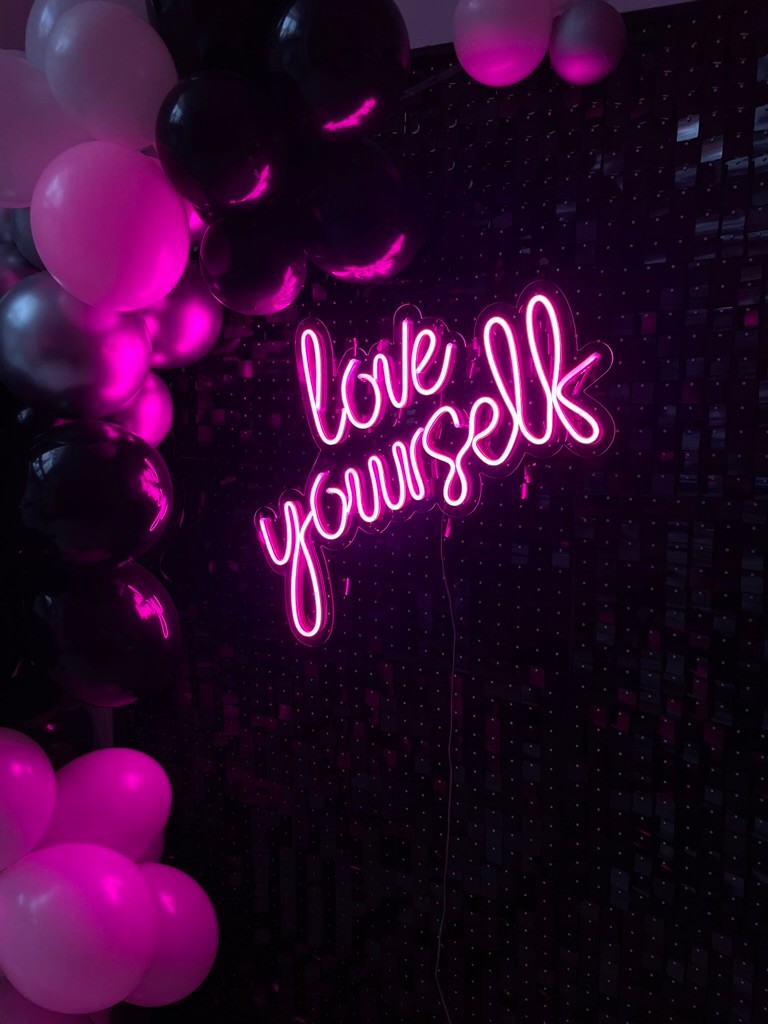 jpeg-optimizer_063C5944-F59F-4DFF-A8CC-757CB2124C07_1_105_c "Love yourself" Neon Led - obrazek 1