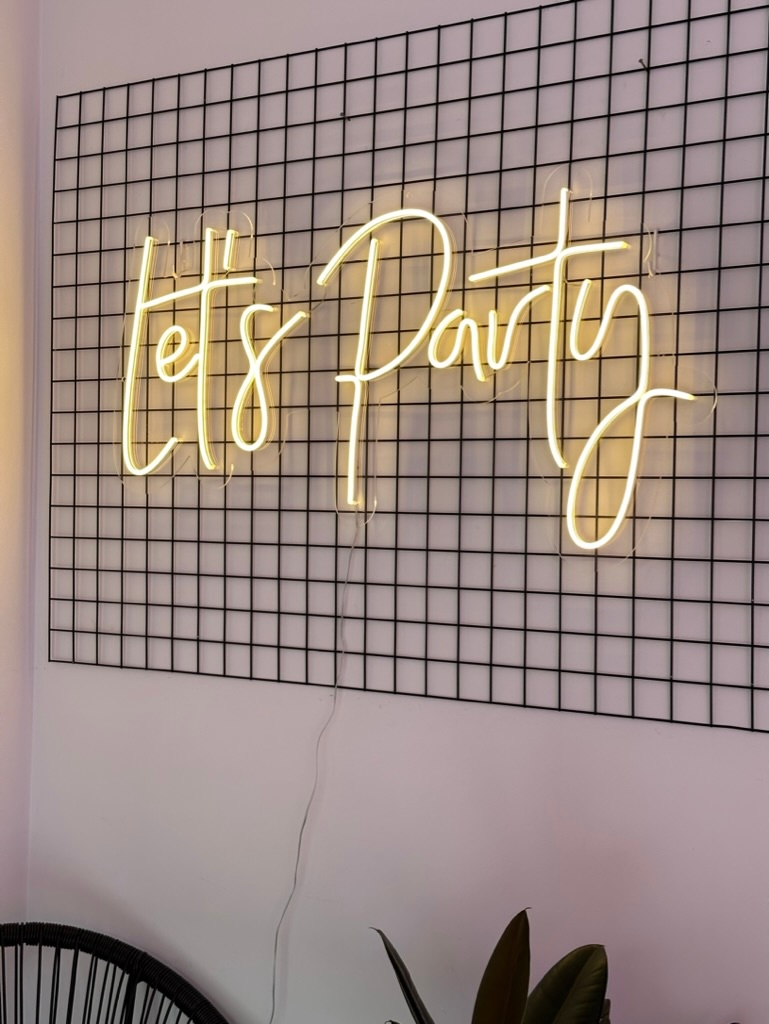jpeg-optimizer_9B21A59E-3C79-4973-8545-1051DE35B0B9_1_105_c "Let's party" Neon Led - obrazek 1