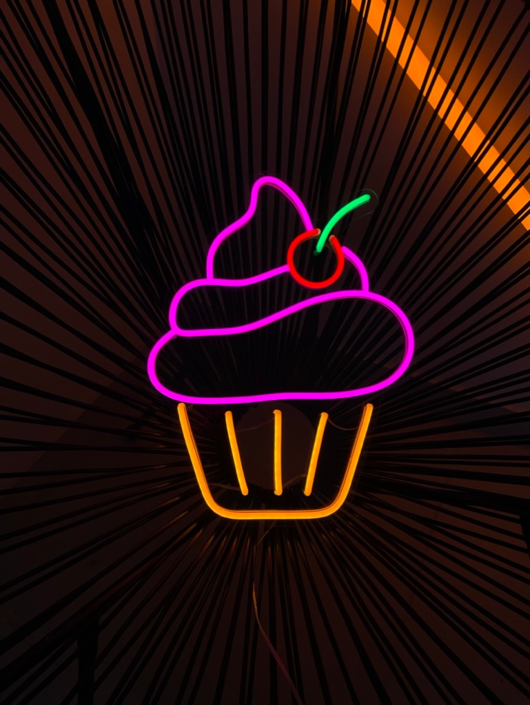 jpeg-optimizer_C6D9C2BF-849A-47FC-BDB7-3430C42FFECE_1_105_c "Babka Mufinka" Neon Led - obrazek 1